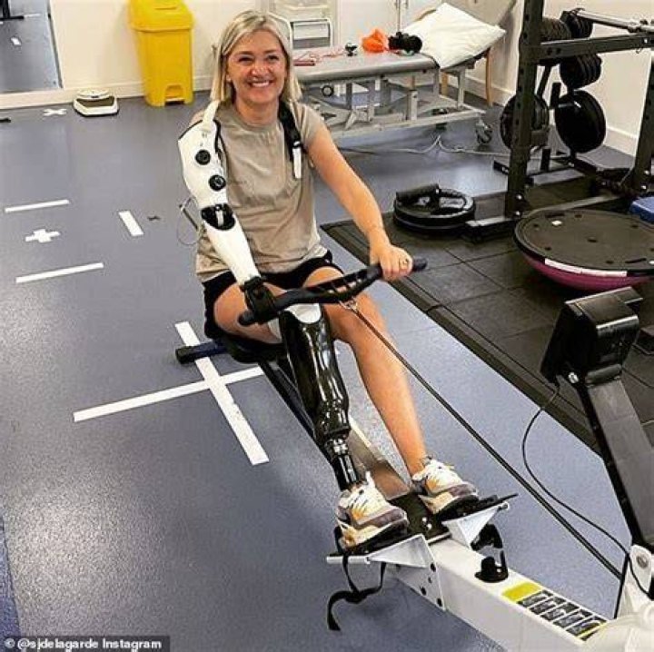 
Sarah De Lagarde Train Accident | What Happened To Her Leg | Surgery And Health Update 